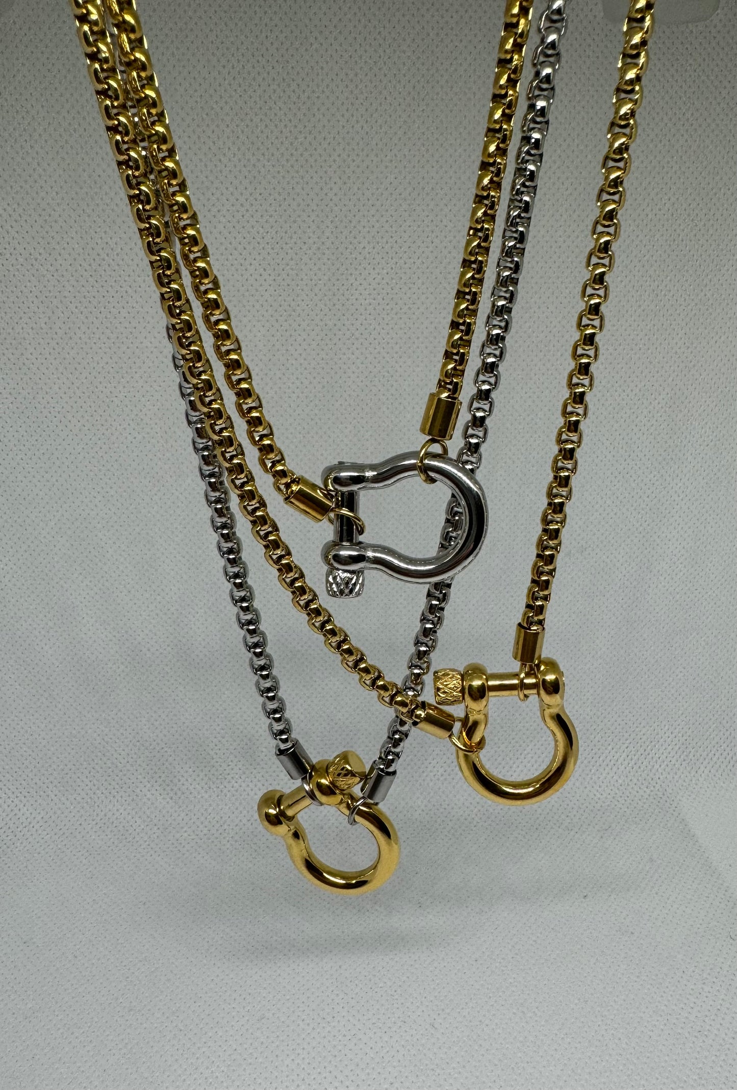 Lorena gold and silver necklace with hourseshoe lock