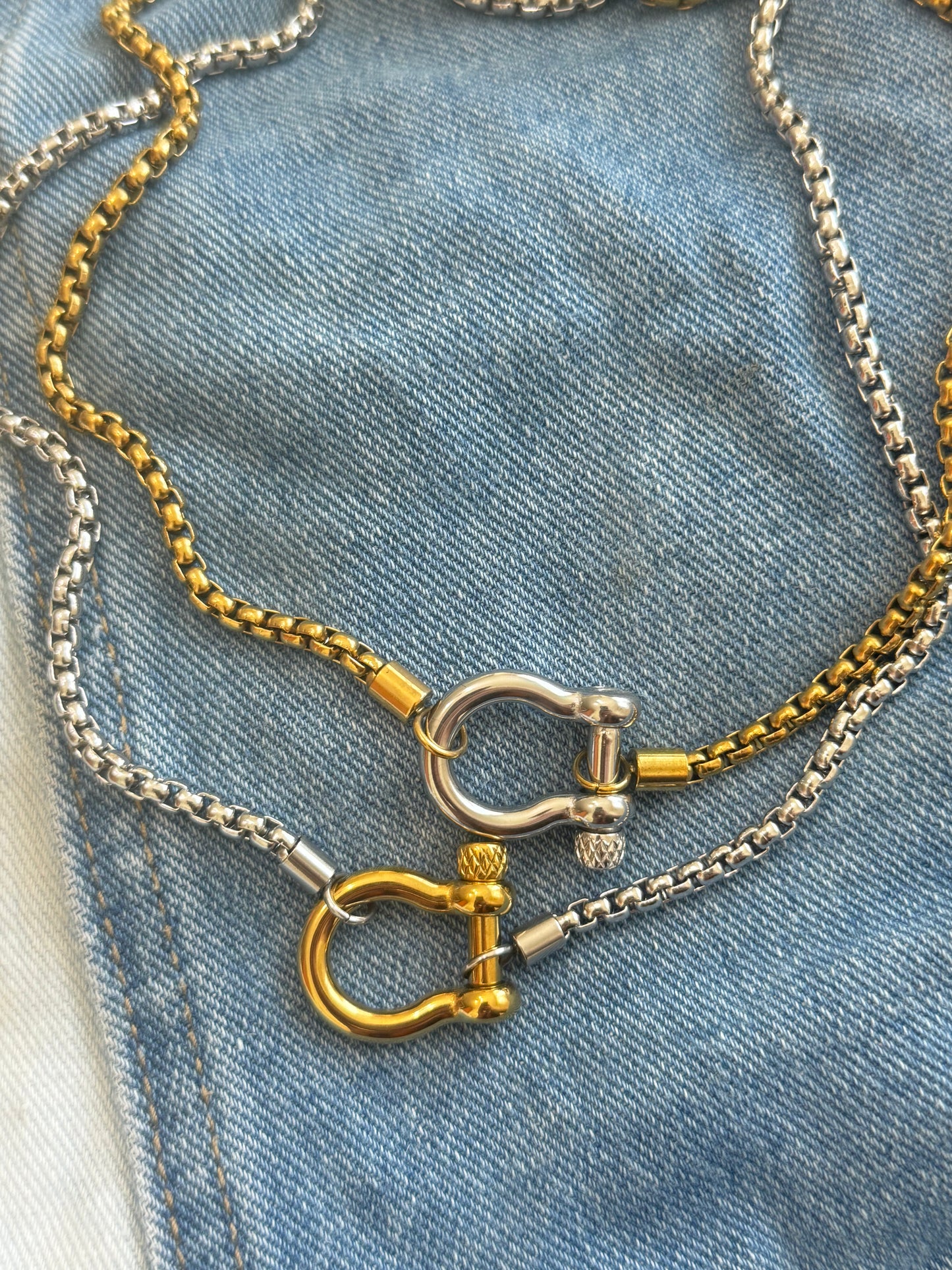 Lorena gold and silver necklace with hourseshoe lock